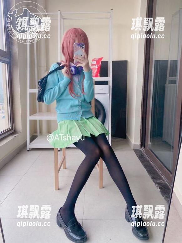 照片透过AT鲨的内衣cos，偷偷流露出几分俏皮。
