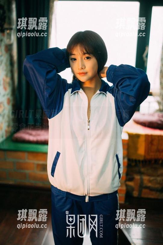 GIRLT果团网-周晓唯 GIRLT果团网 - 周晓唯的居家写真,拿着零食正当道,福利满满就等着你来翻牌!