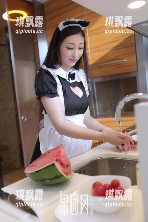 GIRLT果团网 - 看！钟紫怡在浴室里挥洒自如，难道我也是作品的一部分？