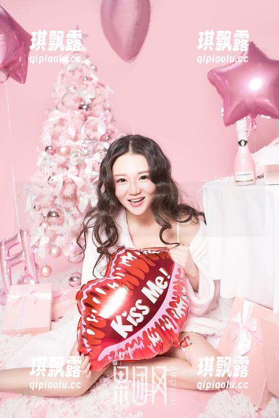 GIRLT果团网-黄歆苑 GIRLT果团网 - 顺便提一句,黄歆苑的泳池写真,精选那些透着水波的灵动