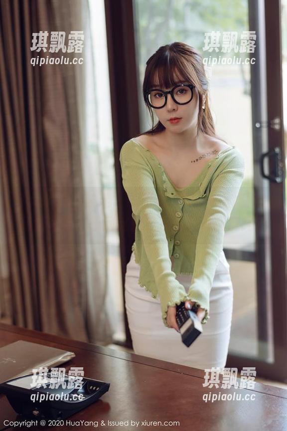 HuaYang花漾 - 看张思允Nice小姐姐的高清写真，想问这图是在优雅中调皮吗？