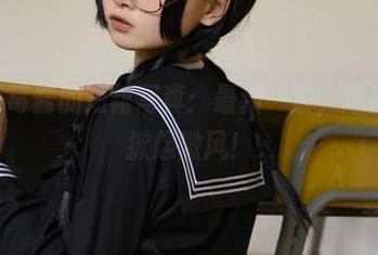 PAKI草莓酱的短裙写真：最新一波，速度快到能掀起微风！
