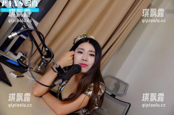 PANS摄影 - 在小甜甜最新图册里，曲线优美的美脚值得好好瞧一瞧！