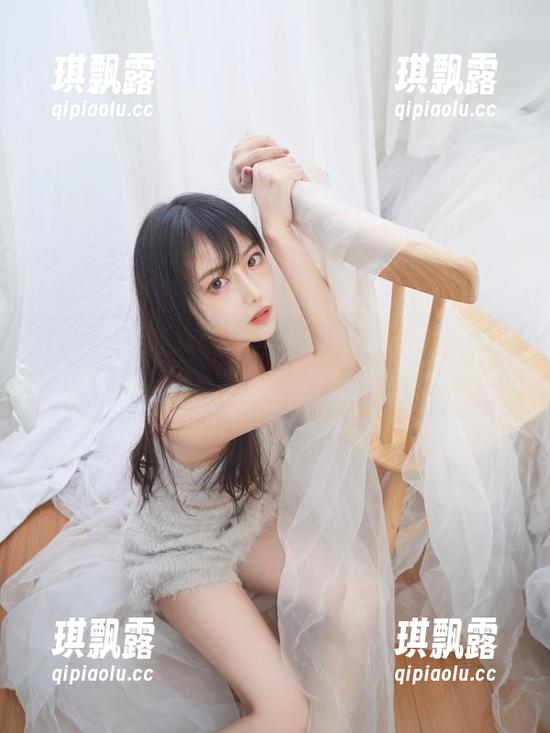 Shika小鹿鹿的泳池，有福利的字眼，图集里绕动的都是夏日的气息。