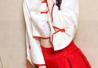 TouTiao头条女神 - 你见过鱼宝宝的红裙吗？高清版肯定要下载回家！