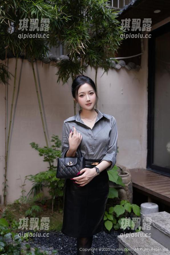 Xiuren秀人网 - 在周慕汐的职场OL风格图包中，每一套都透着职场的韧性和美丽，我在想：能偷个懒吗？