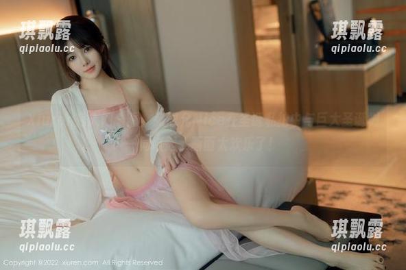 Xiuren秀人网 - 看，张思允Nice在圣诞私拍中与巨大圣诞树一同跃起，画面太欢乐了！