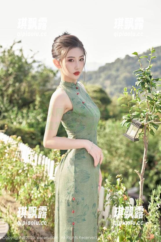 Xiuren秀人网 - 最新原图里，星子柒kiki的眼镜发出迷人光泽，哎呦喂！