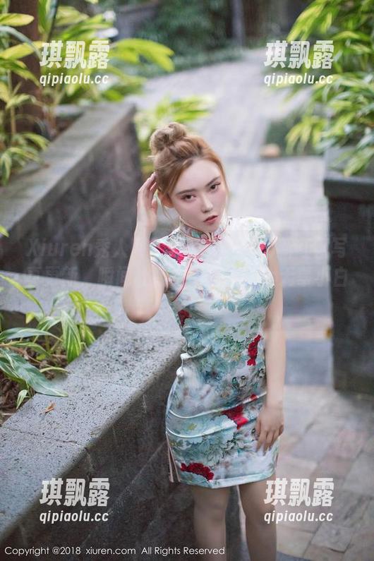 Xiuren秀人网 - 米妮大萌萌的新红裙写真更新，瞬间让我觉得自己是个无辜小白兔！
