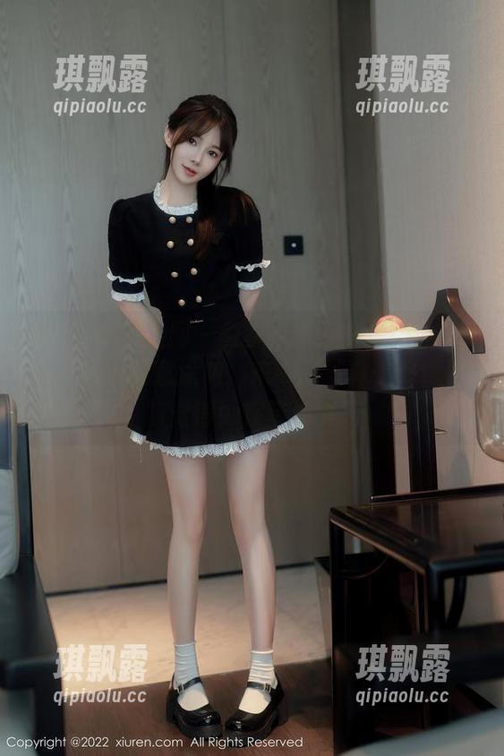 Xiuren秀人网 - 教室里的陆萱萱cecillia，写照随意涂鸦，来一张写真，好像隐隐觉得她在望着我。
