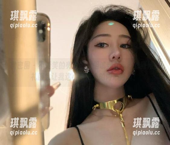微密圈 - 不爱笑的赛琳的大胆试穿照：没想到她的礼服会让我这小鸟依人的内心颤抖！