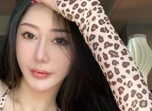 微密圈 - 看不爱笑的赛琳的红色内衣作品，真想多停留一会，高清效果太有爱了。