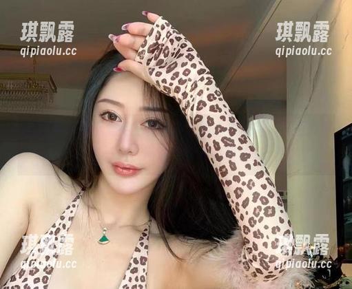微密圈 - 看不爱笑的赛琳的红色内衣作品，真想多停留一会，高清效果太有爱了。