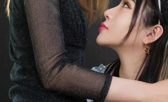 丽柜 - 伊园的户外写真：当她和树木对视时，我在想什么，快来下载吧！