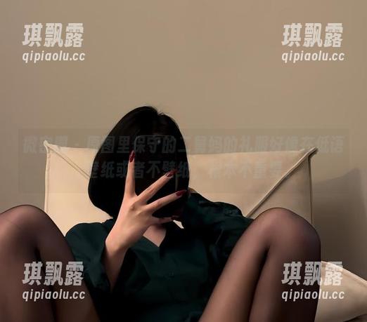 微密圈 - 原图里保守的二舅妈的礼服好像在低语，壁纸或者不壁纸，根本不重要。