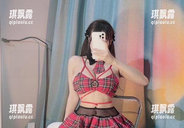 兔宝妮to 微密圈 - 情不自禁的兔宝妮to夏日:那原图里的“优雅”其实全靠风和偶尔扭曲的姿势维持!