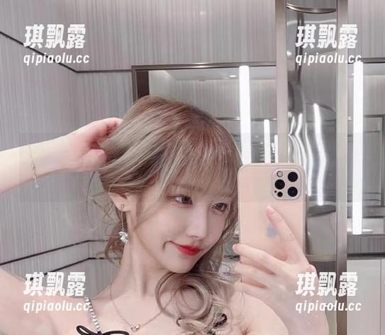 啾小妍Deer 灰丝套图,哇咔,啾小妍Deer真会玩,光看看这一套,情绪都被调动了。