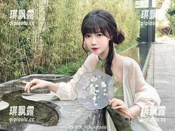 原图直击：眼镜后的大肉丸Amiee，藏着多少她不愿说的心思？