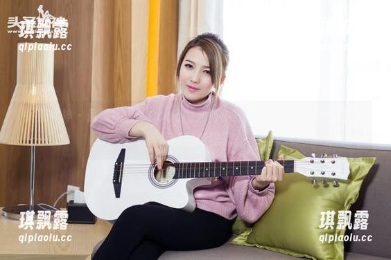 头条女神 - 最新图包：Coco的油画小美女，穿越回文艺复兴，画笔都快吃醋了。