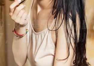 头条女神 - 女神美惠子美图：就算被绊倒了，依旧还是女神的范儿！
