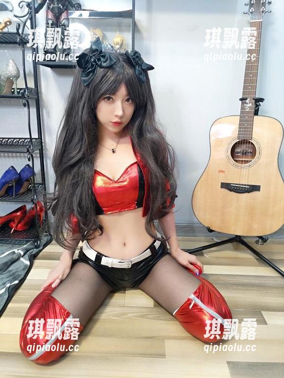 小女巫露娜黑色吊带裙的图片，这为什么让我想起那首歌呢？