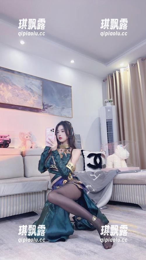 小小奶瓶儿 原图闪现间,小小奶瓶儿的兔女郎加长版,让大家的审美观都来一场小小的搬家。