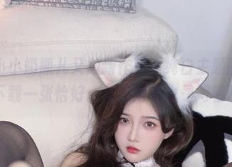 哦，小小奶瓶儿又放新作了？纯白主题的美图，下载一张恰好。反正闲着也是闲着呀。