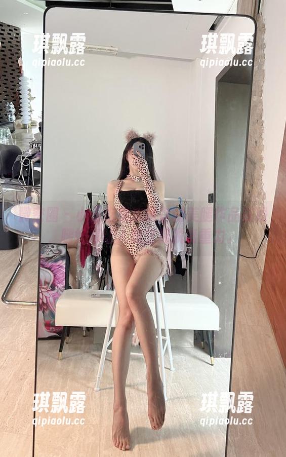 微密圈 - 小玉吃果冻这次的美腿作品在线，腿好得让人想立刻脱离重力。