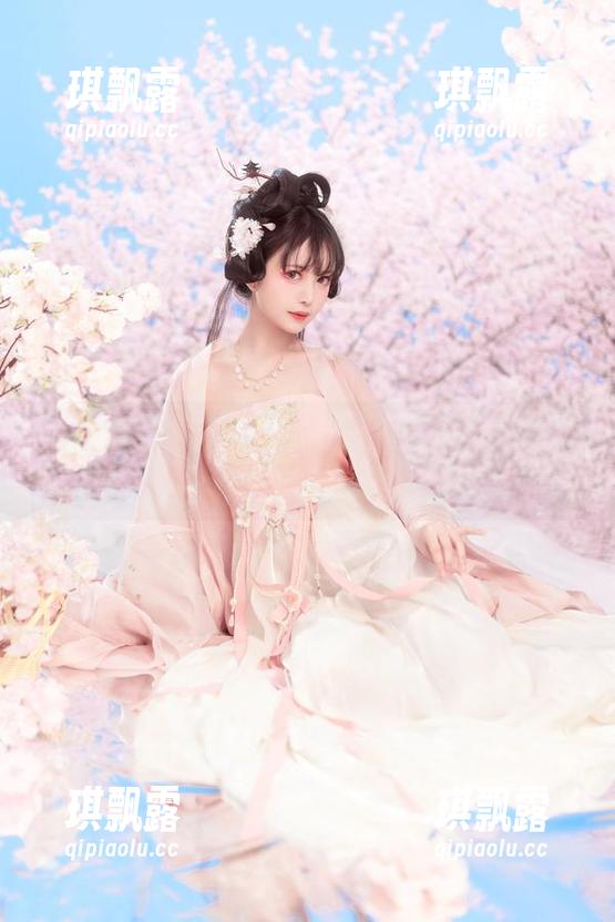 小鹿鹿shika，让这白衬衣熠熠生辉，不服来辩吧！美图更新中
