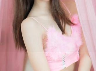 尤蜜荟 - 黄歆苑一脸无辜地躺在奶牛身边，看原图时我慢慢无奈……