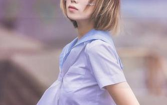 “念雪ww的白衬衫全集——让你想起高中时期的运动服”，哈哈，似乎只差一个篮球了！