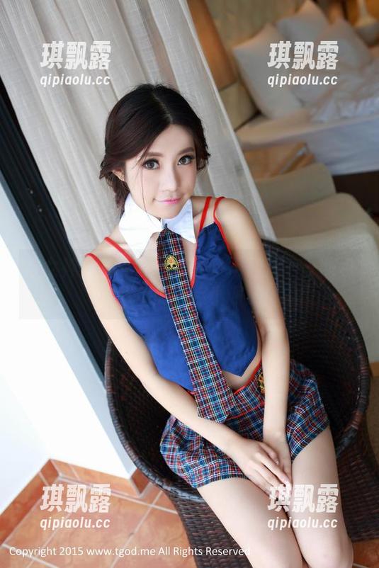 推女神-施忆佳 推女神 - 施忆佳把校服玩得贼溜——图包里藏着的一点小调皮!