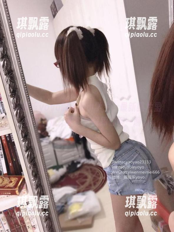 摇摇乐yoyo的可爱小学生，最新照片里的小表情，真得好好跟你聊一聊。