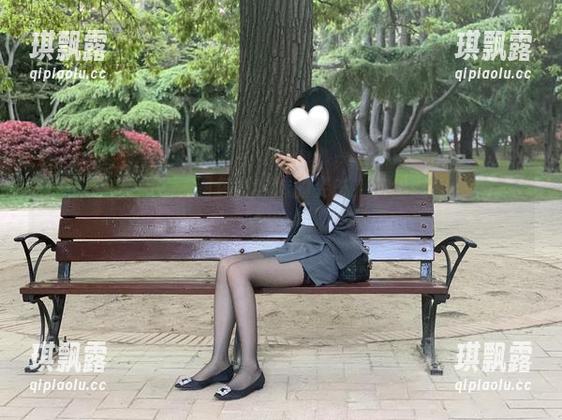 微密圈 - 有你喵的图包，学妹的姿态，完全让我重温考古时代……