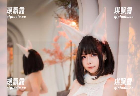 在末夜787的黑色漆皮兔女郎中，图片无意间捕捉了某种气息。