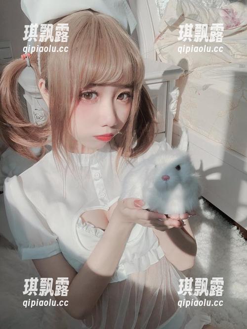 果咩酱w的美图更新，雪兔狗，一点都不乖巧，真让人无奈。