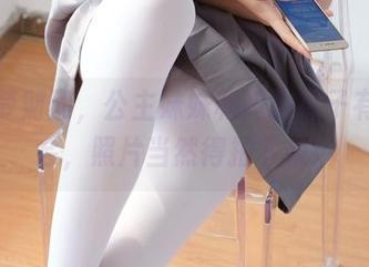 在森萝财团，公主妹妹和她的袜子有个约会，照片当然得拍下来！