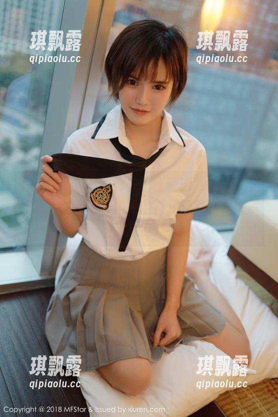 模范学院-任莹樱Jenny 模范学院 - 一眼看去,任莹樱Jenny的作品虽不算惊艳,但她的裸足确实令人想多看几遍。