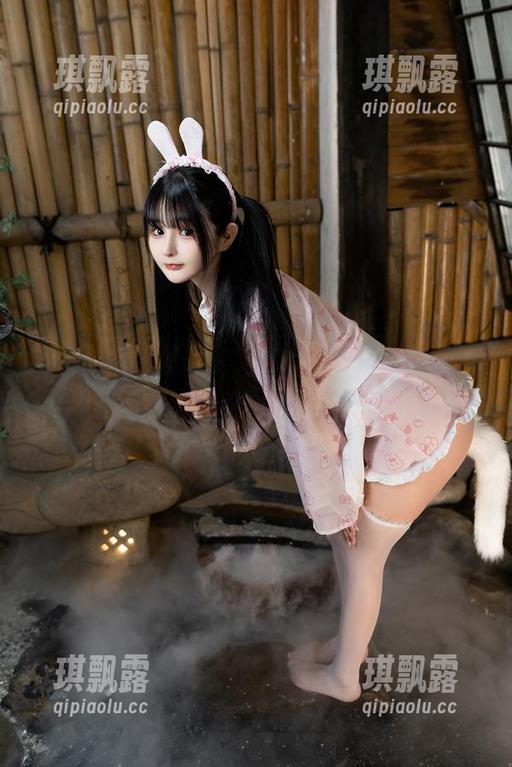 看这边，樱井宁宁的李瓶儿图集里藏着点小玩意