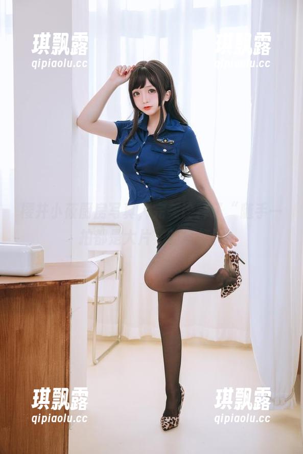 樱井小莜厨房写真，完美诠释了“随手一拍都是大片”的自信。