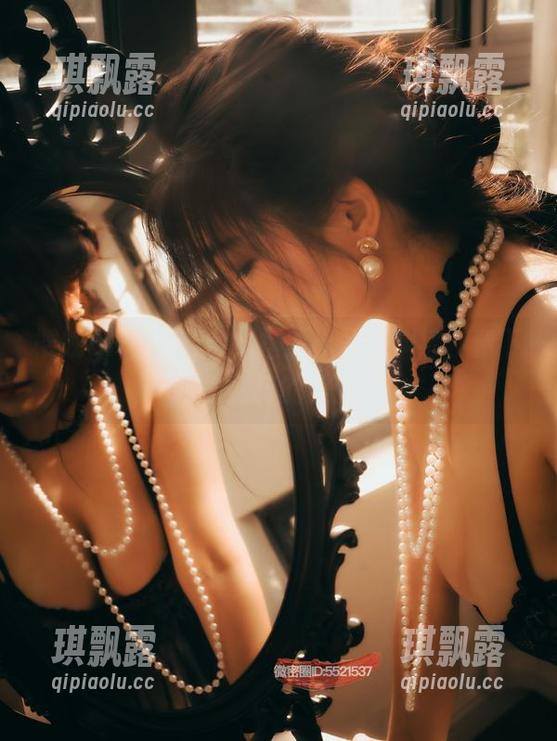 樱晚gigi的镂空，摆脱无圣光纠缠，留下的是纯粹的美图。