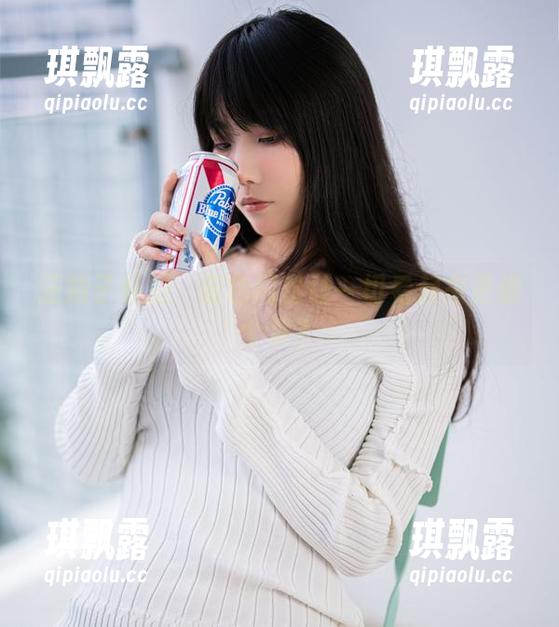 汪知子私拍：蓝色闪粉让一切看起来更像个梦？