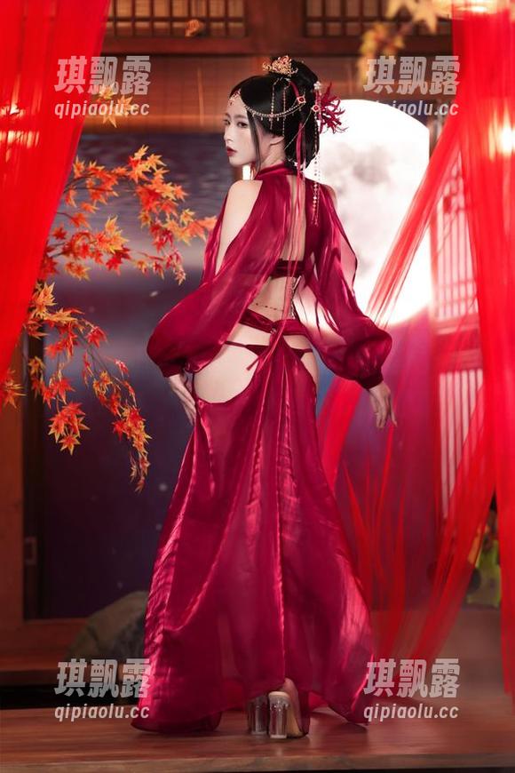 新图集！清水由乃花嫁造型，合适的表情仿佛在说：“思考一下要不要逃婚呢！”