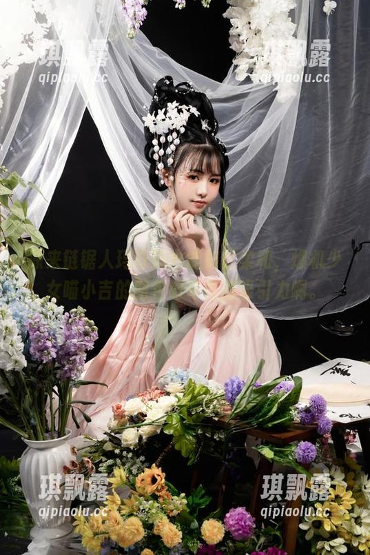 爆机少女喵小吉 原来链锯人玛奇玛也能如此柔和,爆机少女喵小吉的图包好奇怪的吸引力啊。