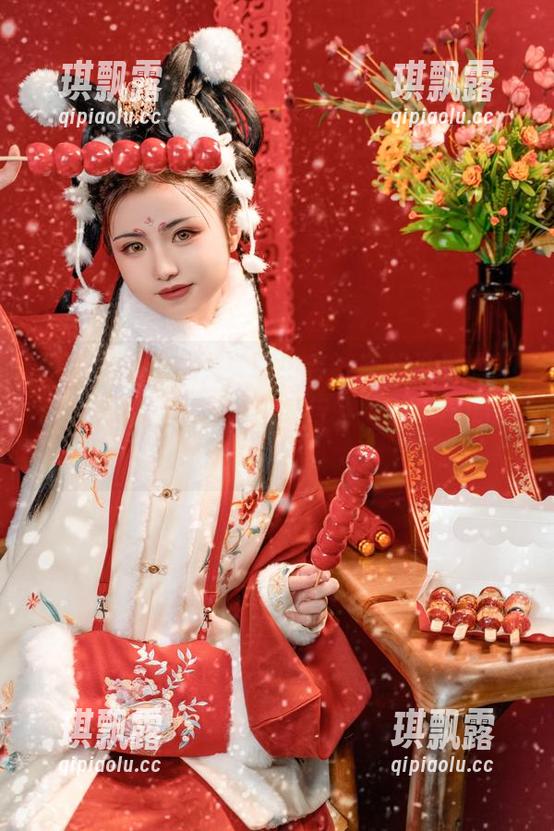 原图里的爆机少女喵小吉，空姐造型时不时让我想起了《伴我同行》，说不出的影像。
