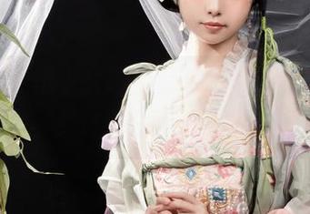 别问，爆机少女喵小吉都在夏天拍全套写真，她咋想的我也想不通。