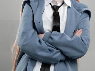 爆机少女喵小吉的图片，似乎在说更衣人偶也能勇敢追爱，好奇心被吊起了！