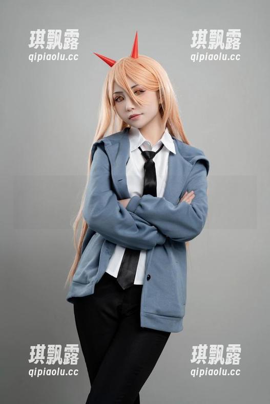 爆机少女喵小吉的图片，似乎在说更衣人偶也能勇敢追爱，好奇心被吊起了！