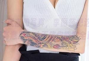 爱尤物 - 箴言和写真，李丽莎把这两者混搭得很有意思，才不信你能完全理解。