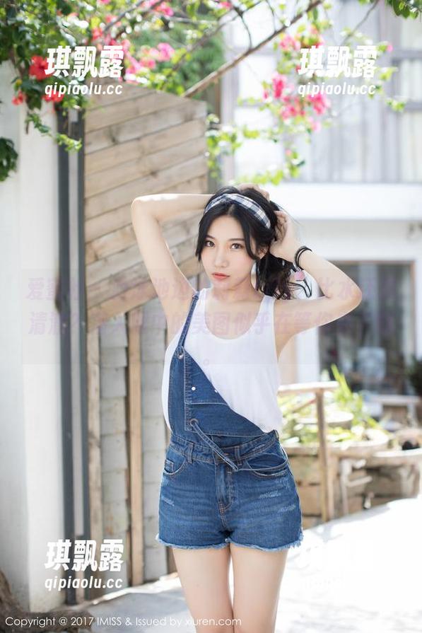 爱蜜社 - 游泳池边的莉莉Lily，比水还要清澈？落入眼中的美图似乎在等你来下载。